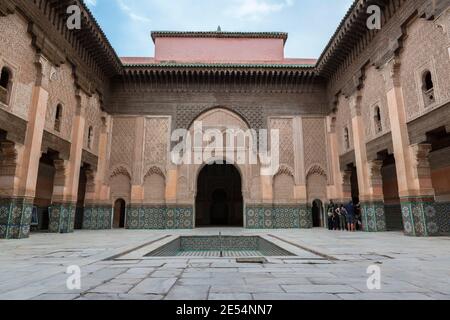 La cour principale du Ben Youssef Madrasa à Marrakech, au Maroc Banque D'Images