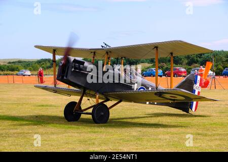 L'ECOSSE Montrose -- 03 août 2014 -- Le Dr Neil Geddes dans sa réplique SE5a biplan, utilisé par le Royal Flying Corps pendant la Première Guerre mondiale, comme il a exécuté un air d Banque D'Images