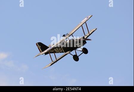 L'ECOSSE Montrose -- 03 août 2014 -- Le Dr Neil Geddes dans sa réplique SE5a biplan, utilisé par le Royal Flying Corps pendant la Première Guerre mondiale, comme il a exécuté un air d Banque D'Images