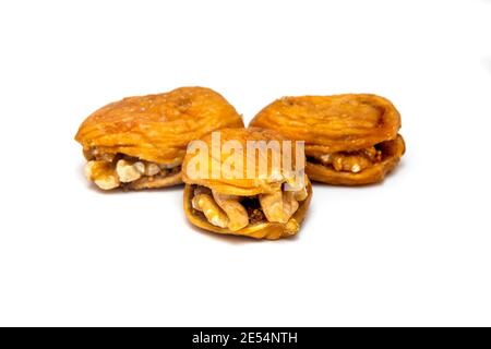 Figues en noyer farcies sur fond blanc Banque D'Images
