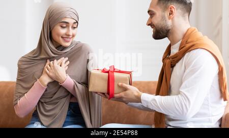 Arab Man femme surprenante cadeau emballé Box à la maison Banque D'Images