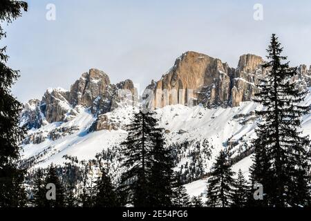 Le groupe Rosengarten-Schlern (Gruppo Catinaccio Sciliar) et le village de Karersee ou Carezza dans les Dolomites des Alpes italiennes, Südtirol, Alto Adig Banque D'Images