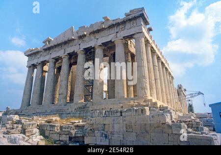 1986 Athènes Parthénon et Acropole d'Athènes, Grèce. Le Parthénon est un ancien temple de l'Acropole athénienne, Grèce, dédié à la déesse Athéna. Le Temple grec du Parthénon, sur l'Acropole. Le Parthénon est en cours de restauration avec des échafaudages utilisés pour aider les ouvriers à restaurer le temple grec. Acropole citadelle, Athènes, Grèce, UE, Europe Banque D'Images