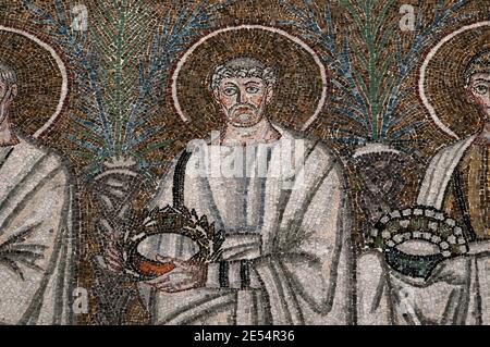L'un des 26 martyrs chrétiens masculins marchant en procession. Détail de la mosaïque byzantine dans la Basilique di Sant’Apollinare Nuovo à Ravenne, Emilie-Romagne, Italie. La mosaïque a été créée dans les années 500 après JC, quelques années après que Ravenne a été capturée par l'Empire byzantin aux Ostrogoths. Banque D'Images