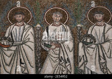 Trois des 26 martyrs chrétiens masculins marchant en procession. Détail de la mosaïque byzantine dans la Basilique di Sant’Apollinare Nuovo à Ravenne, Emilie-Romagne, Italie. La mosaïque a été créée dans les années 500 après JC, quelques années après que Ravenne a été capturée par l'Empire byzantin aux Ostrogoths. Banque D'Images