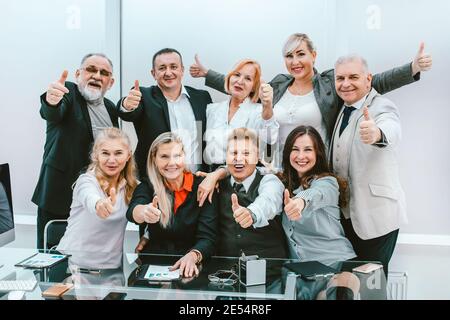 groupe d'employés heureux célébrant leur réussite. Banque D'Images