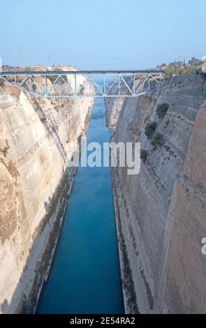 1986 le canal de Corinthe Grèce - le canal de Corinthe relie le golfe de Corinthe dans la mer Ionienne au golfe Saronique dans la mer Égée. Il coupe l'isthme étroit de Corinthe et sépare le Péloponnèse du continent grec. Le canal se compose d'un seul canal de 8 mètres (26 pieds) de profondeur, excavé au niveau de la mer. Les parois rocheuses, qui s'élèvent à 90 mètres (300 pi) au-dessus du niveau de la mer, sont à un angle presque vertical de 80°. Corinth,Grèce,UE, Europe Banque D'Images