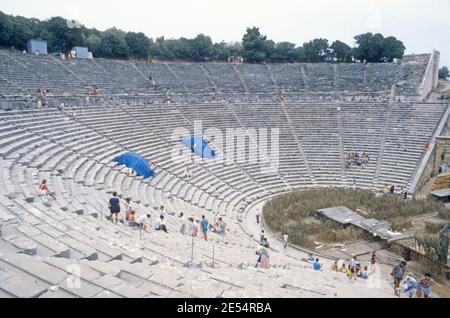 1986 Épidaure Grèce - l'ancien théâtre d'Épidaure est un théâtre de la ville grecque d'Épidaure, situé à l'extrémité sud-est du sanctuaire dédié à l'ancien Dieu grec de la médecine, Asclepius. Il est considéré comme le théâtre grec ancien le plus parfait en matière d'acoustique et d'esthétique. Épidaure Grèce Europe Banque D'Images