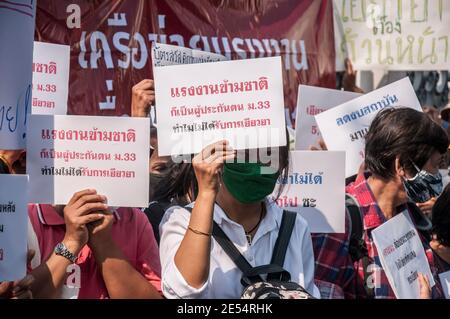 Bangkok, Thaïlande. 26 janvier 2021. Des manifestants tenant des pancartes exprimant leur opinion pendant la manifestation.sous la direction du groupe du « réseau travailliste thaïlandais pour les droits des personnes », des manifestants ont manifesté devant la maison du gouvernement thaïlandais demandant au gouvernement de réduire le budget royal et de le distribuer aux gens et de mieux gérer le budget de secours de la COVID-19. Crédit : SOPA Images Limited/Alamy Live News Banque D'Images