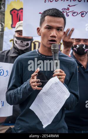 Bangkok, Thaïlande. 26 janvier 2021. Panupong Jadnok, un militant social s'adresse aux manifestants pendant la manifestation.sous la direction du groupe du « réseau travailliste thaïlandais pour les droits des personnes », des manifestants ont manifesté devant la maison du gouvernement thaïlandais demandant au gouvernement de réduire le budget royal et de le distribuer aux gens et de mieux gérer le budget de secours de la COVID-19. Crédit : SOPA Images Limited/Alamy Live News Banque D'Images