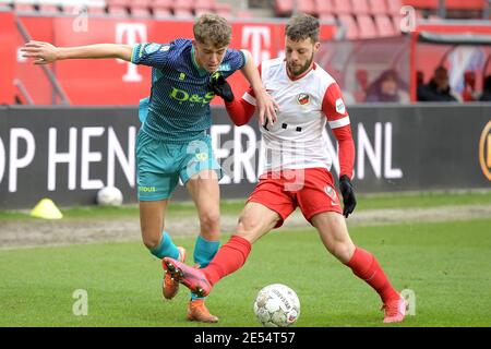 UTRECHT, PAYS-BAS - JANVIER 24: L-R: Sven Mijnans de Sparta Rotterdam, Bart Ramselaar du FC Utrecht pendant le match néerlandais Eredivisie entre le FC UT Banque D'Images