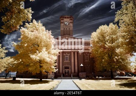 Image infrarouge fausse couleur du palais de justice du comté de Jackson à Brownstown, DANS. Un filtre infrarouge de 665 nm a été utilisé pour capturer cette image. Banque D'Images