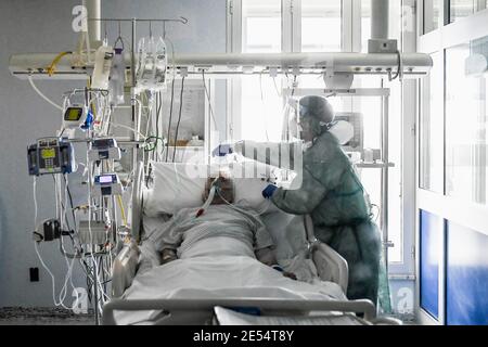 Italie, région Lombardie, Cremona, 6 mai 2020 : épidémie du virus Covid-19. Urgence du coronavirus. Hôpital Maggiore, dans la photo médecins et infirmières à Banque D'Images