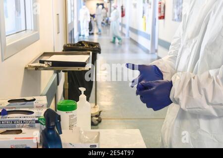Italie, région Lombardie, Cremona, 6 mai 2020 : épidémie du virus Covid-19. Urgence du coronavirus. Hôpital Maggiore, dans la photo médecins et infirmières à Banque D'Images