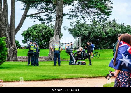 Melbourne, Australie. 26 janvier 2021. La police a également été observée lors des célébrations de la fête de l'Australie. Les membres de l'extrême droite Australia One (A1) Party ont organisé une manifestation pacifique et une célébration en l'honneur de la Journée de l'Australie observée chaque année le 26 janvier, aux jardins Catani à St Kilda. Crédit : SOPA Images Limited/Alamy Live News Banque D'Images