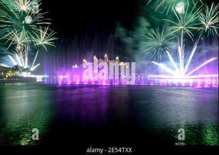 VUE SUR LES FEUX D'ARTIFICE SPECTACULAIRES ET LES FONTAINES DE DANSE COLORÉES PENDANT LA FÊTE DE DIWALI À LA POINTE PALM JUMEIRAH, DUBAÏ, ÉMIRATS ARABES UNIS. Banque D'Images