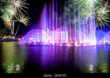 VUE SUR LES FEUX D'ARTIFICE SPECTACULAIRES ET LES FONTAINES DE DANSE COLORÉES PENDANT LA FÊTE DE DIWALI À LA POINTE PALM JUMEIRAH, DUBAÏ, ÉMIRATS ARABES UNIS. Banque D'Images