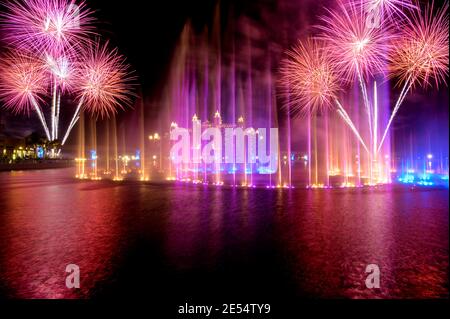 VUE SUR LES FEUX D'ARTIFICE SPECTACULAIRES ET LES FONTAINES DE DANSE COLORÉES PENDANT LA FÊTE DE DIWALI À LA POINTE PALM JUMEIRAH, DUBAÏ, ÉMIRATS ARABES UNIS. Banque D'Images