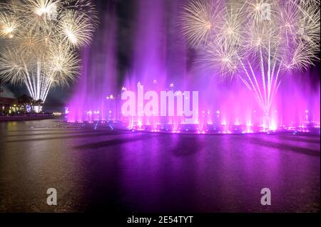 VUE SUR LES FEUX D'ARTIFICE SPECTACULAIRES ET LES FONTAINES DE DANSE COLORÉES PENDANT LA FÊTE DE DIWALI À LA POINTE PALM JUMEIRAH, DUBAÏ, ÉMIRATS ARABES UNIS. Banque D'Images