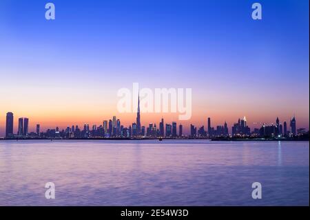 Vue panaromique de la ligne d'horizon de Dubaï avec Burj khalifa et d'autres gratte-ciel capturés au coucher du soleil avec le beau Ciel bleu à la crique de Dubaï Banque D'Images