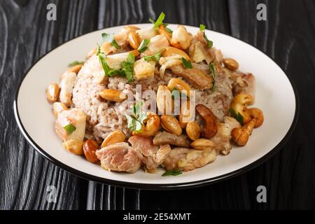 Le riz libanais traditionnel à la cannelle et le plat de poulet est appelé Riz bi-Djaj closeup dans l'assiette sur la table. Horizontal Banque D'Images