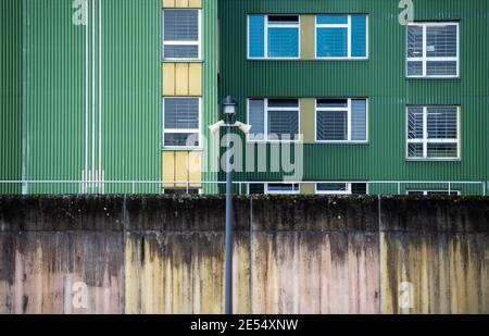 26 janvier 2021, Rhénanie-du-Nord-Westphalie, Fröndenberg/Ruhr : un poteau avec des spots et des haut-parleurs est fixé sur le mur de l'hôpital pénitentiaire. Selon les autorités, un prisonnier de 67 ans en détention provisoire est décédé par soif et famine de sa propre volonté à l'hôpital de la prison de Fröndenberg. Il est mort dès le 13 décembre, selon un récent rapport de la commission pénitentiaire du comité juridique du Parlement de l'État. Il avait cessé de prendre de la nourriture pour des raisons inconnues et était finalement mort d'une défaillance d'organe. Photo: Jonas Güttler/dpa Banque D'Images