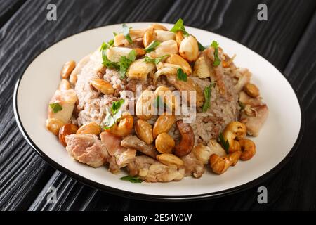 Plat libanais de fête riz biDjaj avec cannelle, poulet et noix dans une assiette sur la table. Horizontal Banque D'Images