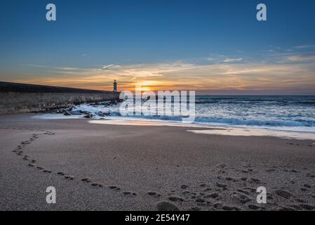 Coucher de soleil sur l'océan Atlantique. Vue depuis la plage de Carneiro à Foz do Douro district de la ville de Porto, deuxième ville du Portugal Banque D'Images