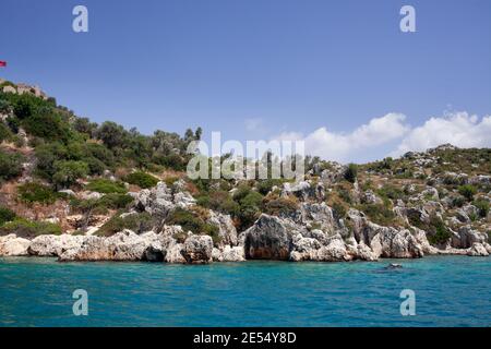 Sarcophage lycien sur la colline sur la côte de la mer Méditerranée. Eau turquoise. Turquie. Vue depuis le bateau Banque D'Images