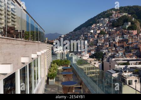 Vue sur Pavao-Pavaozinho favela depuis le Grand Mercure Hotel in Rio de Janeiro sur la plage de Copacabana Banque D'Images