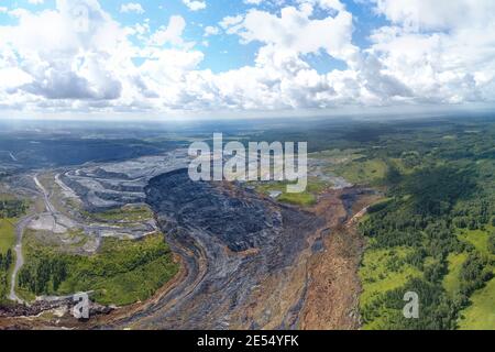 Paysage aérien avec mine de charbon. Catastrophe environnementale - un déversement de mine de charbon a détruit une vallée fluviale Banque D'Images