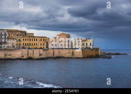 Vue sur les maisons et les murs de l'île d'Ortygie, partie historique de la ville de Syracuse, l'angle sud-est de l'île de la Sicile, Italie Banque D'Images