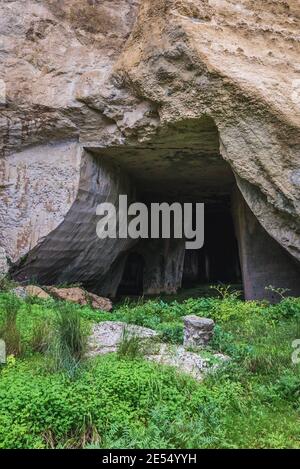 Entrée de la grotte en Ropemakers Latomia del Paradiso l'ancienne carrière de pierre, partie de Parc archéologique de Neapolis, la ville de Syracuse en Sicile, l'île de l'Italie Banque D'Images