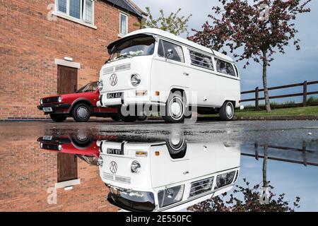 VW Camper van réflexion dans le sol après la pluie eau blanche Écran refroidi classique Volkswagen mariage voiture crème acier roues rouge Image miroir Polo Golf Banque D'Images