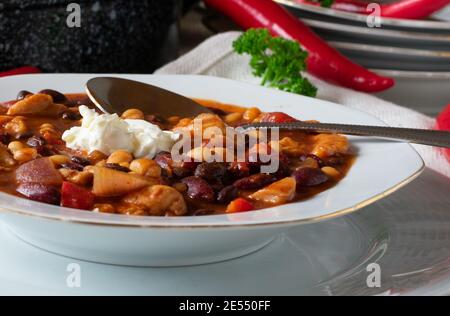 une assiette de soupe de haricots fraîchement cuite Banque D'Images