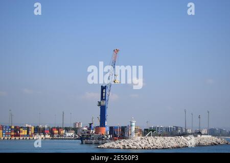 Port Akdeniz. Navire-conteneur dans un quai au port. Antalya, Turquie. Banque D'Images