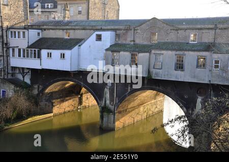 La vue arrière des boutiques sur le pont de Cultney au-dessus de la rivière Avon dans le centre de Bath, Somerset, Royaume-Uni Banque D'Images