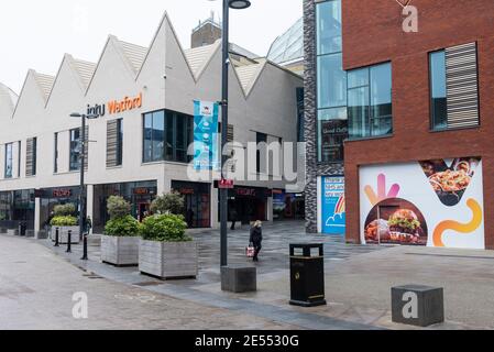 Watford, Royaume-Uni. 26 janvier 2021. Un centre commercial Intu Watford fermé donne sur une rue pratiquement vide dans le centre-ville de Watford, dans le Hertfordshire, alors que le troisième confinement national se poursuit. Alors que les préoccupations concernant l'approvisionnement en vaccins s'intensifie, l'Office of National Statistics (ONS) vient de signaler que le nombre de décès dus au coronavirus au Royaume-Uni a dépassé 100,000. Credit: Stephen Chung / Alamy Live News Banque D'Images