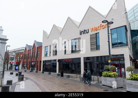 Watford, Royaume-Uni. 26 janvier 2021. Un centre commercial Intu Watford fermé donne sur une rue pratiquement vide dans le centre-ville de Watford, dans le Hertfordshire, alors que le troisième confinement national se poursuit. Alors que les préoccupations concernant l'approvisionnement en vaccins s'intensifie, l'Office of National Statistics (ONS) vient de signaler que le nombre de décès dus au coronavirus au Royaume-Uni a dépassé 100,000. Credit: Stephen Chung / Alamy Live News Banque D'Images