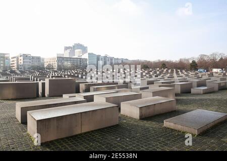 Berlin, Allemagne. 26 janvier 2021. La photo prise le 26 janvier 2021 montre une vue du Mémorial des Juifs assassinés d'Europe à Berlin, capitale de l'Allemagne. Le mémorial, situé dans le centre de Berlin, a été construit pour rappeler jusqu'à six millions de Juifs tués en Allemagne nazie pendant la Seconde Guerre mondiale En 2005, l'Assemblée générale des Nations Unies a adopté une résolution qui a désigné le 27 janvier Journée internationale de commémoration en mémoire des victimes de l'Holocauste. Credit: Shan Yuqi/Xinhua/Alay Live News Banque D'Images