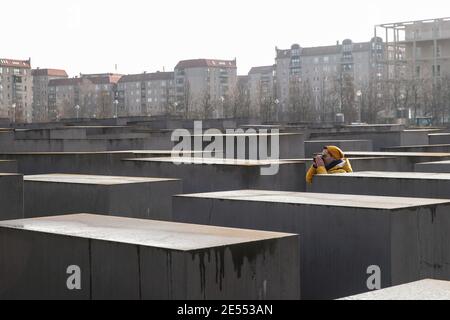 Berlin, Allemagne. 26 janvier 2021. Un homme prend des photos au Mémorial des Juifs assassinés d'Europe à Berlin, capitale de l'Allemagne, le 26 janvier 2021. Le mémorial, situé dans le centre de Berlin, a été construit pour rappeler jusqu'à six millions de Juifs tués en Allemagne nazie pendant la Seconde Guerre mondiale En 2005, l'Assemblée générale des Nations Unies a adopté une résolution qui a désigné le 27 janvier Journée internationale de commémoration en mémoire des victimes de l'Holocauste. Credit: Shan Yuqi/Xinhua/Alay Live News Banque D'Images