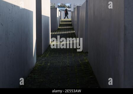 Berlin, Allemagne. 26 janvier 2021. Un piéton passe devant le Mémorial aux Juifs assassinés d'Europe à Berlin, capitale de l'Allemagne, le 26 janvier 2021. Le mémorial, situé dans le centre de Berlin, a été construit pour rappeler jusqu'à six millions de Juifs tués en Allemagne nazie pendant la Seconde Guerre mondiale En 2005, l'Assemblée générale des Nations Unies a adopté une résolution qui a désigné le 27 janvier Journée internationale de commémoration en mémoire des victimes de l'Holocauste. Credit: Shan Yuqi/Xinhua/Alay Live News Banque D'Images