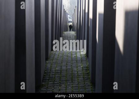 Berlin, Allemagne. 26 janvier 2021. Un piéton marche dans le Mémorial aux Juifs assassinés de l'Europe à Berlin, capitale de l'Allemagne, le 26 janvier 2021. Le mémorial, situé dans le centre de Berlin, a été construit pour rappeler jusqu'à six millions de Juifs tués en Allemagne nazie pendant la Seconde Guerre mondiale En 2005, l'Assemblée générale des Nations Unies a adopté une résolution qui a désigné le 27 janvier Journée internationale de commémoration en mémoire des victimes de l'Holocauste. Credit: Shan Yuqi/Xinhua/Alay Live News Banque D'Images