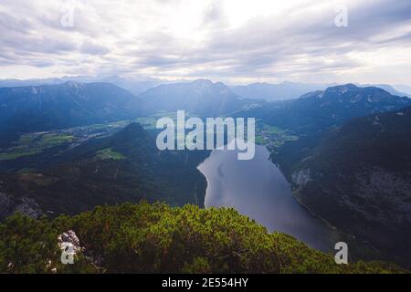 Vue sur le lac Altaussee depuis le mont Trisselwand, Autriche. Banque D'Images