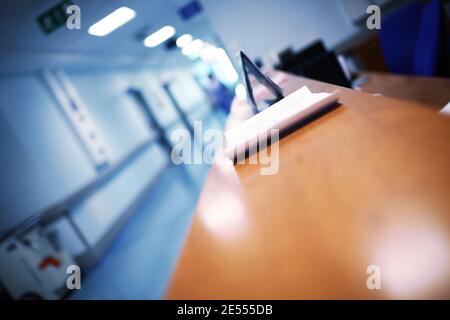 Réception à l'hôpital avec silhouette floue. Banque D'Images