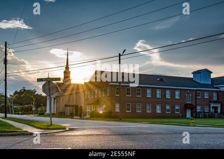 Prattville, Alabama/USA-4 juillet 2018 : le soleil se couche derrière la First Baptist Church, sur Washington Street, dans le centre-ville de Prattville. Banque D'Images