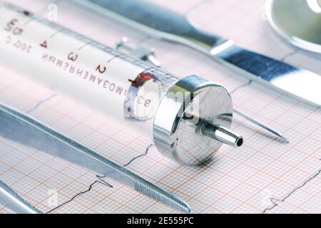 Les instruments médicaux obsolètes se trouvant sur le papier ECG. Banque D'Images