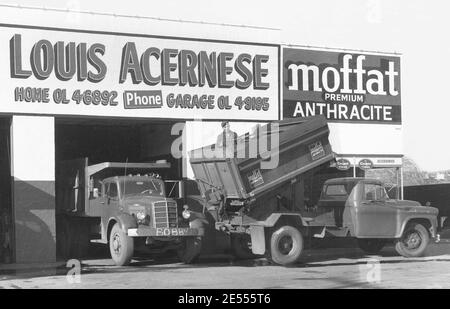 C'est une vue d'un concessionnaire de charbon Anthracite Moffat Premium Louis Acernese montrant des camions de charbon chargés de charbon pour livraison. Pittston, en Pennsylvanie, au milieu des années 1950 Banque D'Images