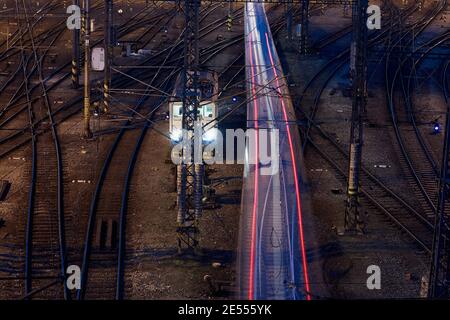 Longue exposition du train de voyageurs à la gare. Trafic ferroviaire à Nigh, Prague, République tchèque Banque D'Images
