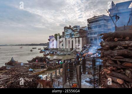 Varanasi, Uttar Pradesh, Inde : vue générale du site de crémation à Manikarnika Ghat où environ 100 personnes sont incinérés quotidiennement. P incidente Banque D'Images